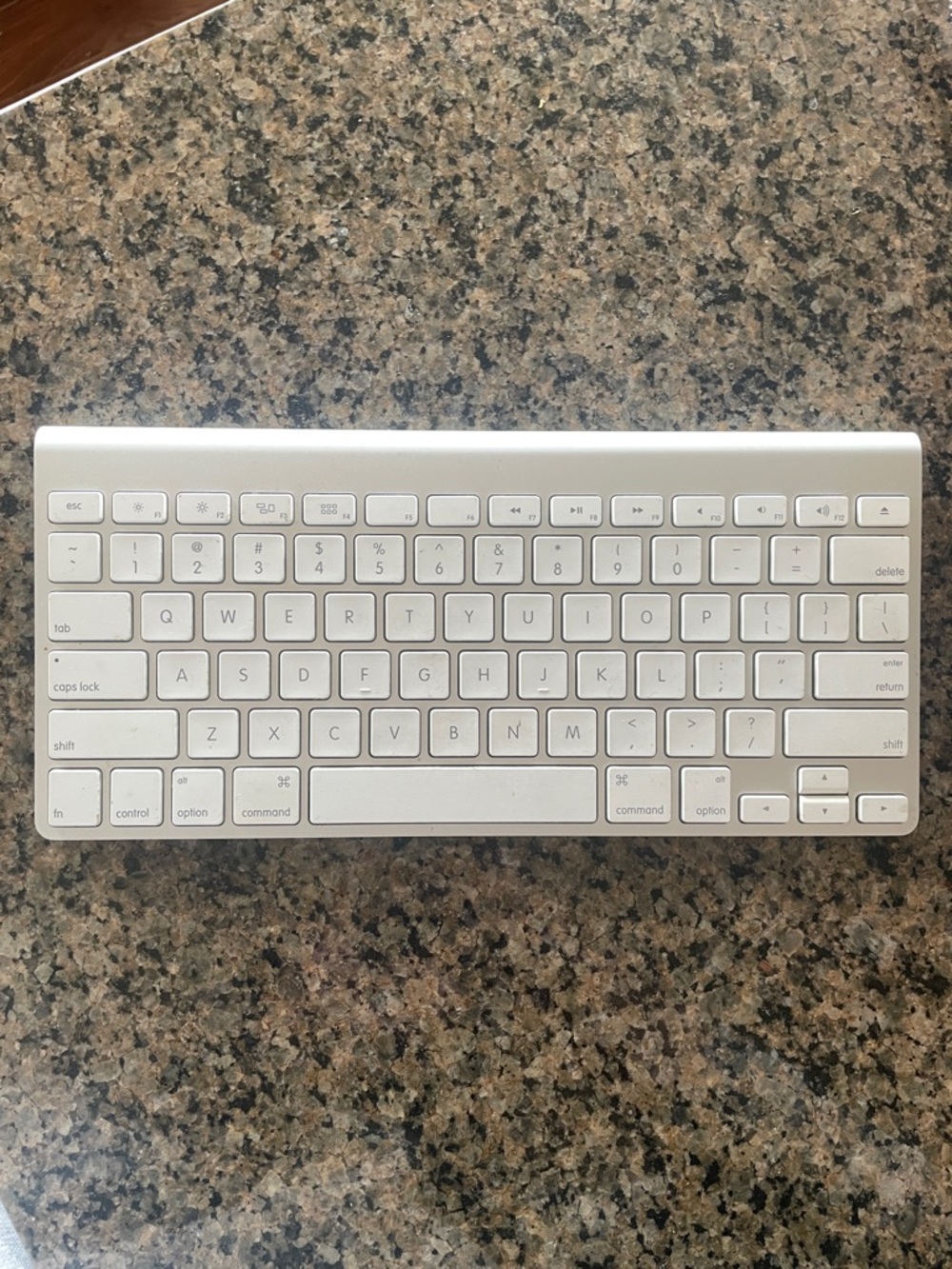 Apple Compact Wireless Keyboard in Silver and White